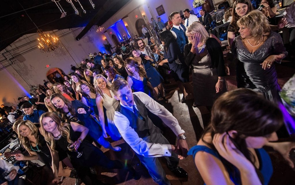 How to Create a Houston Wedding Playlist That All Guests Will Enjoy